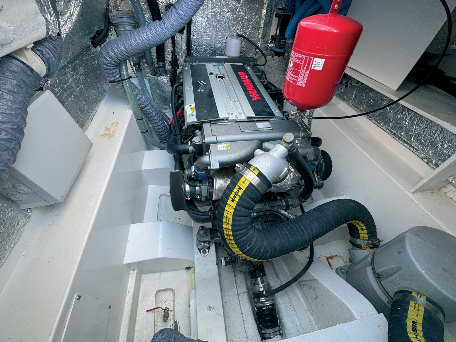 Les puissants blocs Yanmar de 370 ch sont installés dans de larges salles de machines faciles d’accès ; ils mériteraient encore un petit effort d’insonorisation.