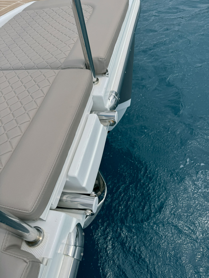 La plage avant, en plus des apparaux de mouillage et d’amarrage,  propose une belle banquette tout à l’avant. Toute la zone est ceinturée par un bastingage inox. Une échelle escamotable permet de gagner  le rivage quand le powercat est beaché.