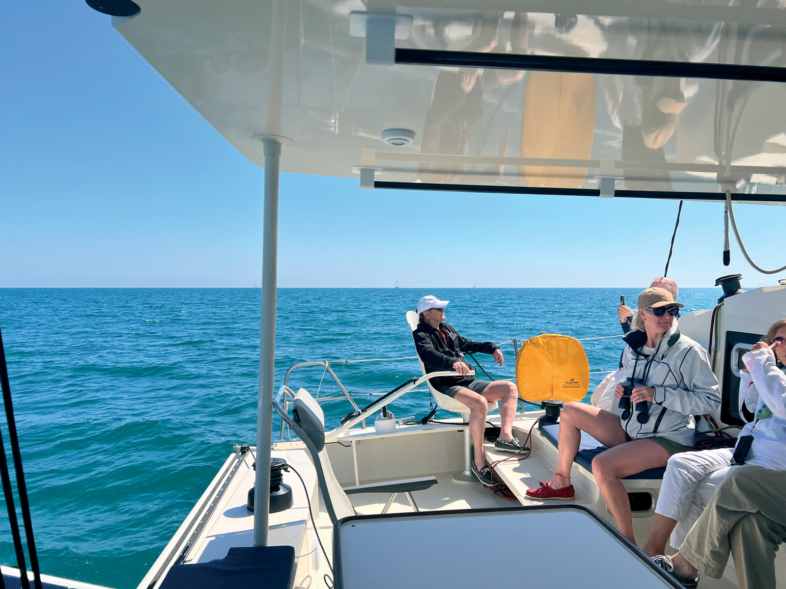 Le cockpit est débordé par un court bimini néanmoins suffisant pour assurer une bonne protection à l’équipage.
