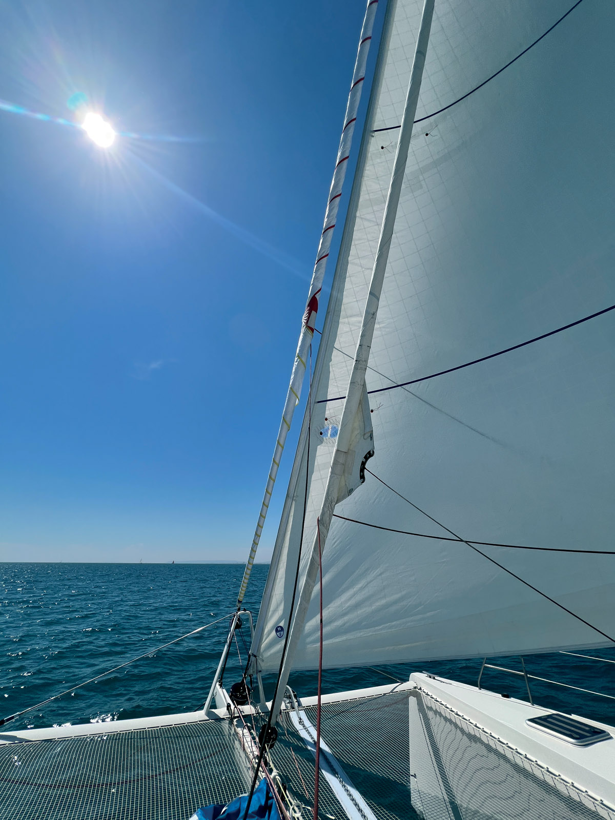 Gennaker, solent et trinquette : à chaque condition sa voile optimum ! Une seule contrainte : il faut rouler le solent pour virer de bord.