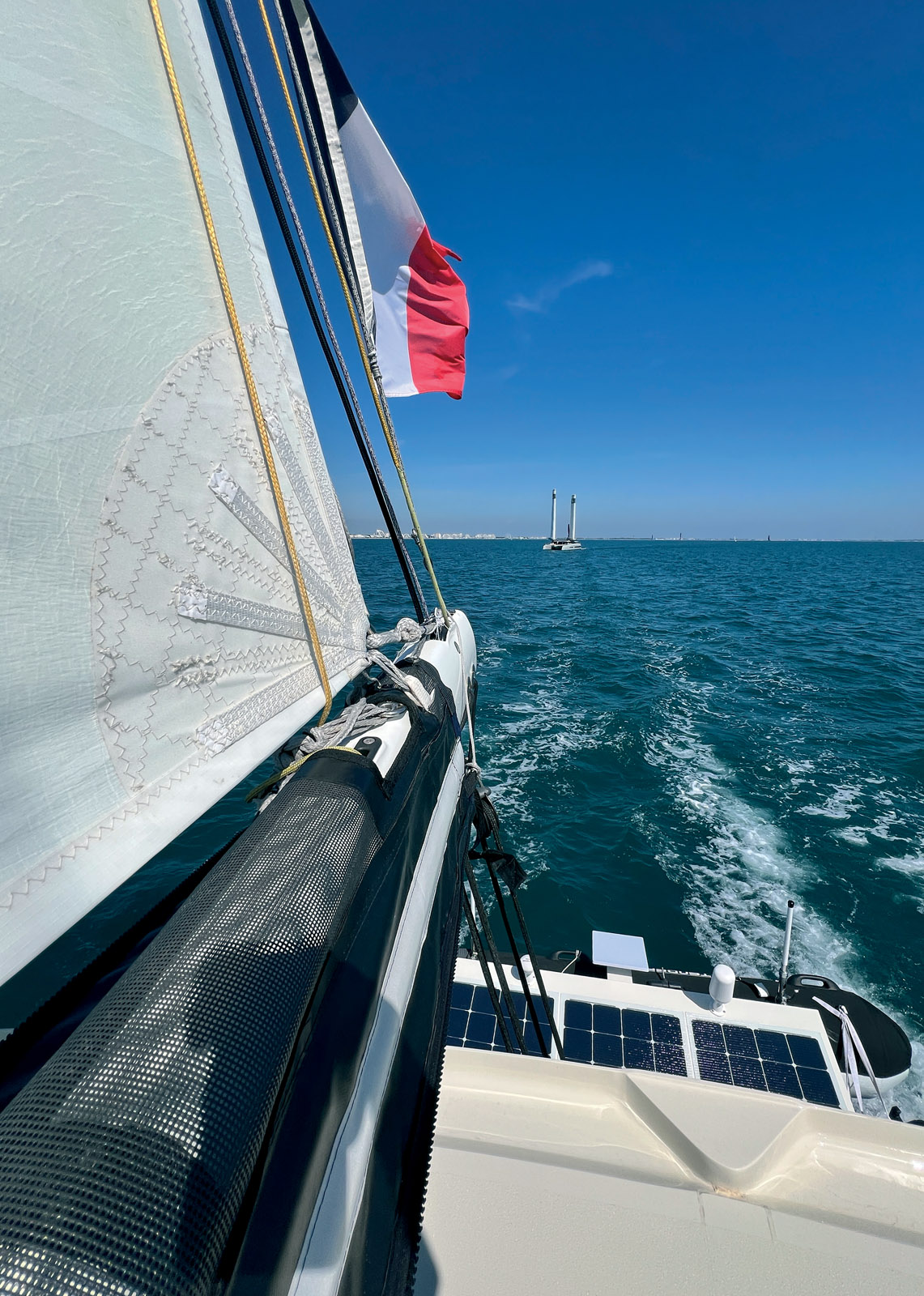 Pas de flybridge mais une bôme à ras du rouf pour exploiter au mieux la surface disponible pour la grand-voile.