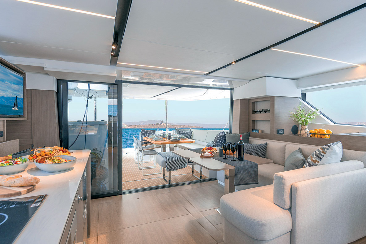 L’ouverture carré/cockpit est bien plus large que celle du Leopard 45.