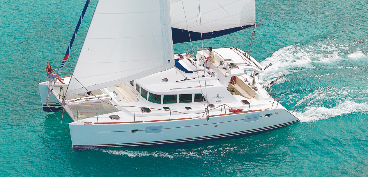 The 440 proves to be pleasant under sail, and offers good performance, from 8/10 knots of wind.