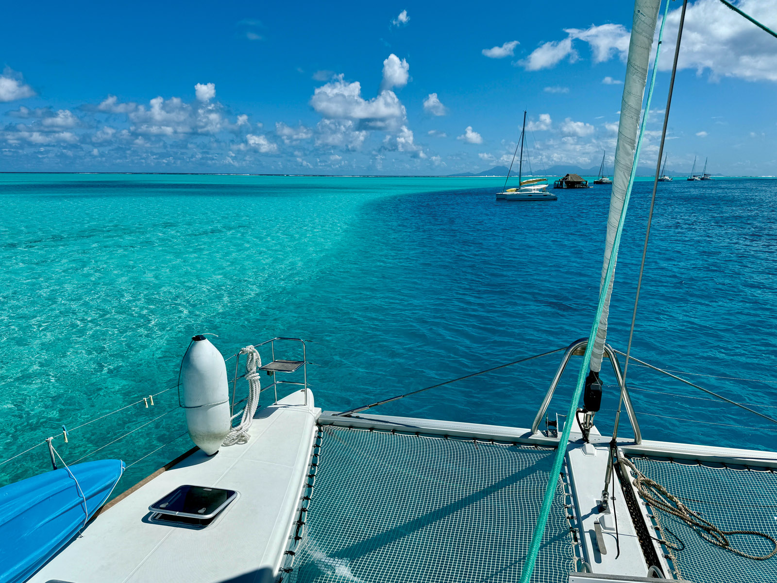 Après avoir pêché un beau mahi-mahi (une dorade coryphène), l’arrivée sur Huahine, coiffée d’impressionnants cumulonimbus, se fait à la tombée de la nuit. Le lendemain, les visites à terre et les mouillages de rêve nous font tomber amoureux de cette île encore très authentique.  