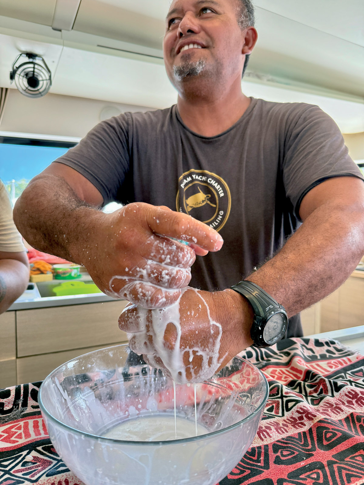 La table à bord du Lagoon 620 est digne d’un restaurant, alternant plats typiques polynésiens (avec beaucoup de poisson) et recettes internationales. En cas de restrictions alimentaires (allergies, intolérances, vegan, ect…), il suffit de le préciser en réservant la croisière pour bénéficier d’un menu sur-mesure. 