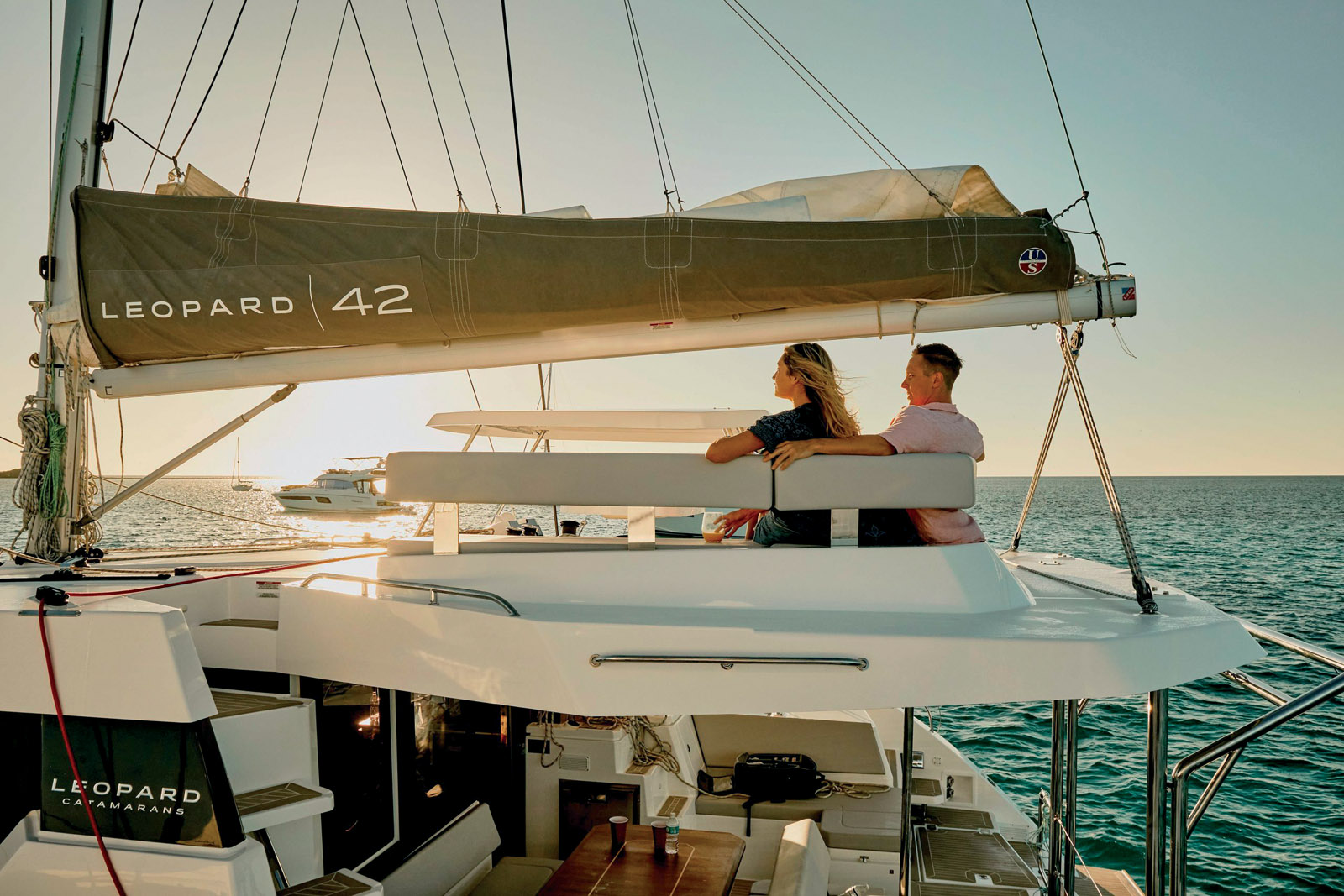 Sur son bimini, on profite d’un lounge – on ne peut pas parler de flybridge.