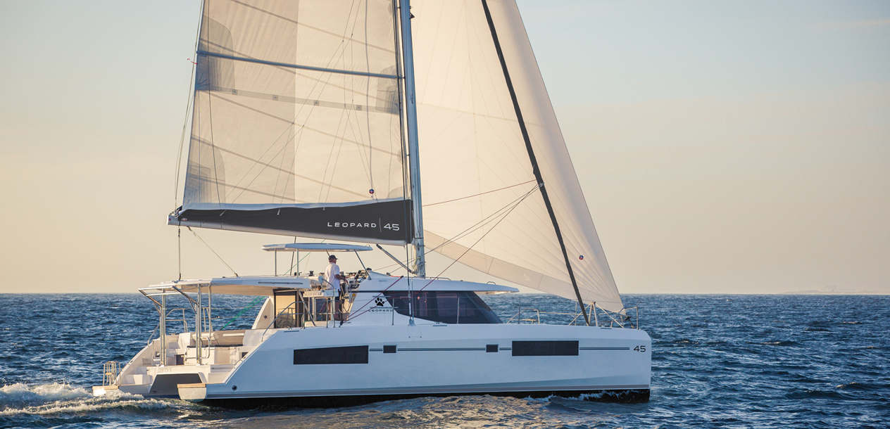 The longitudinal ‘steps’ slim down the hull at the waterline, and the sail plan is tall: result, the 45 sails well!