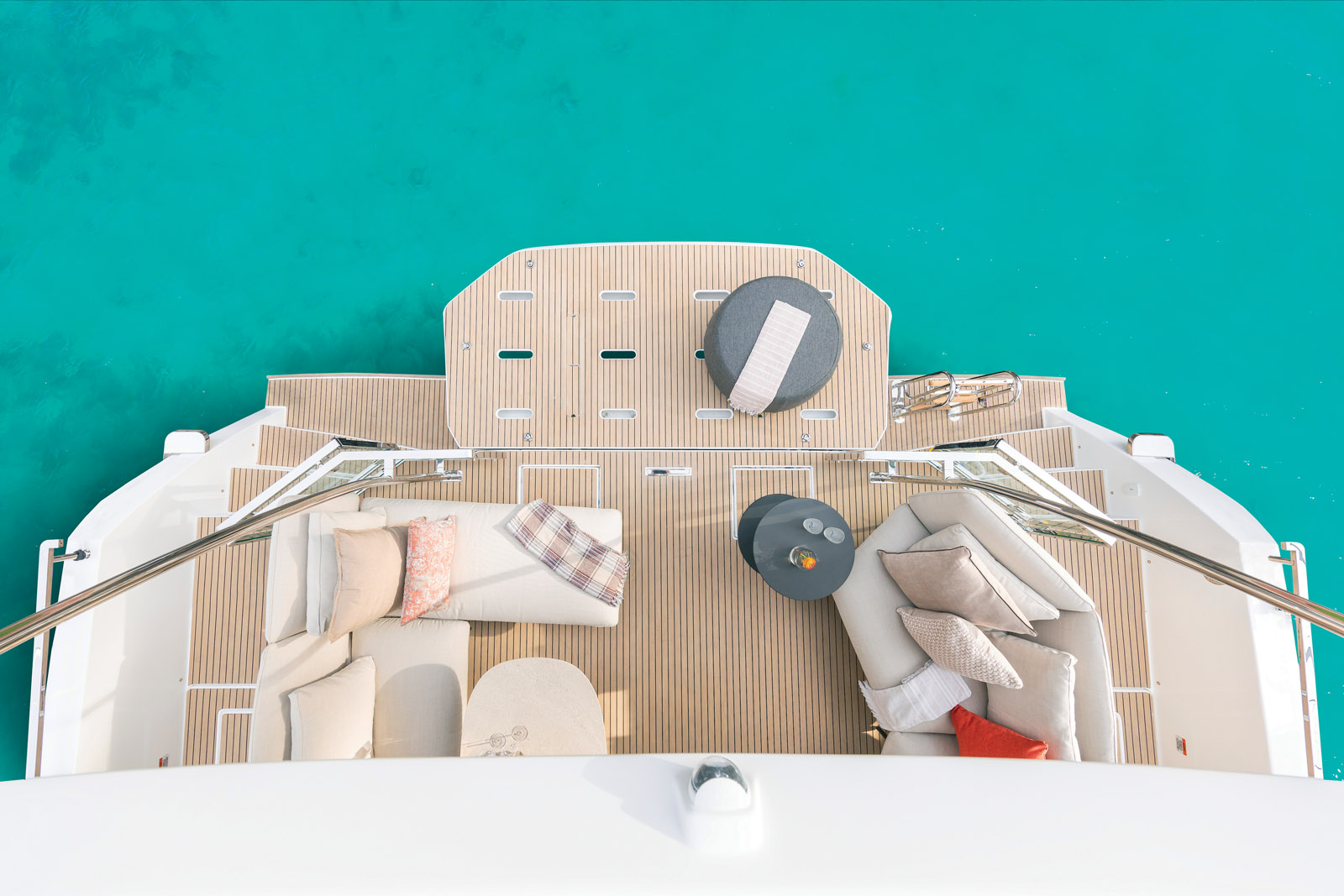 La plateforme hydraulique n’est plus seulement un support  d’annexe : elle prolonge désormais naturellement le cockpit et devient une véritable plage de bain.