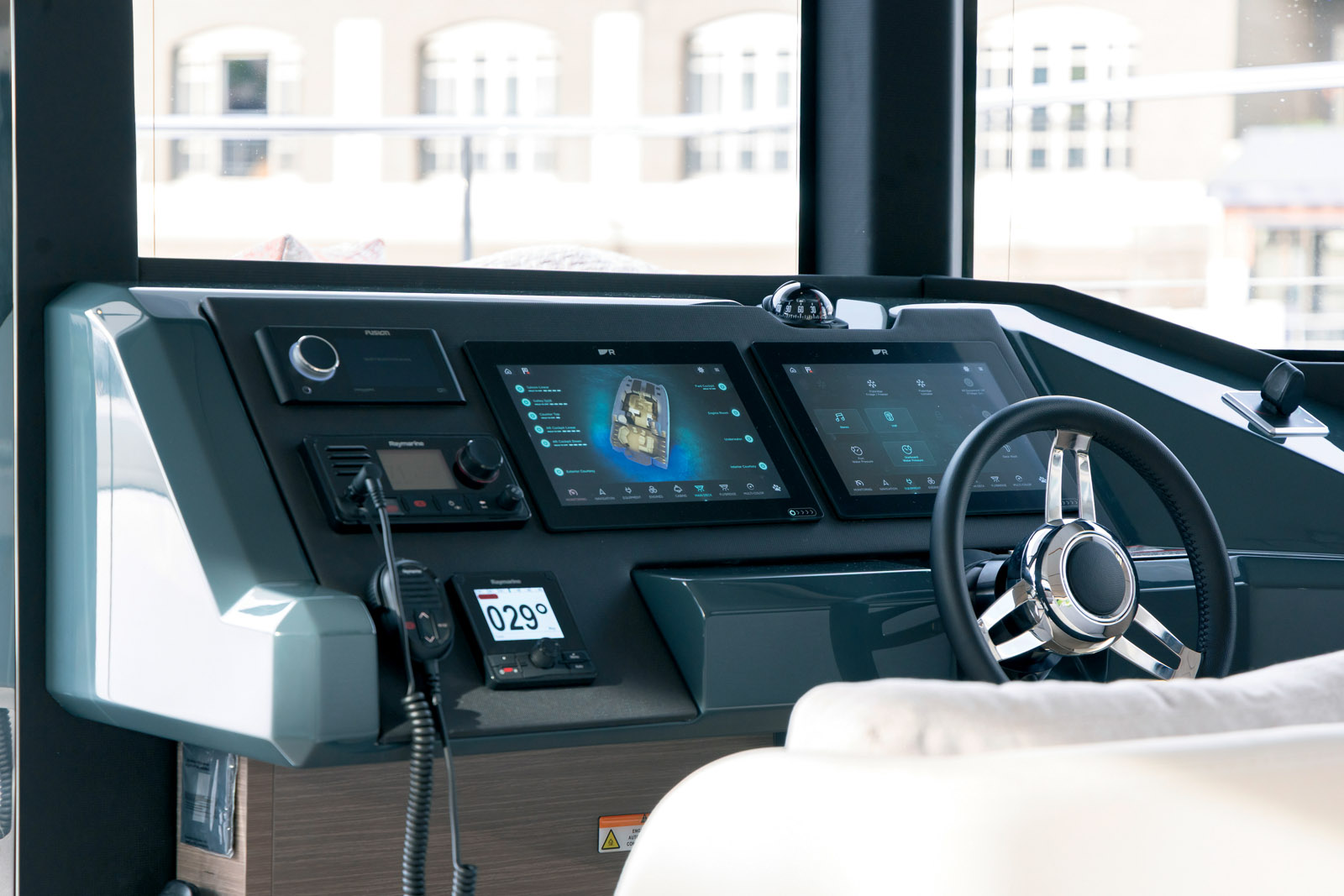 Le poste de pilotage intérieur, proposé en option, complète efficacement celui du flybridge pour les navigations par mauvais temps ou les longues traversées.