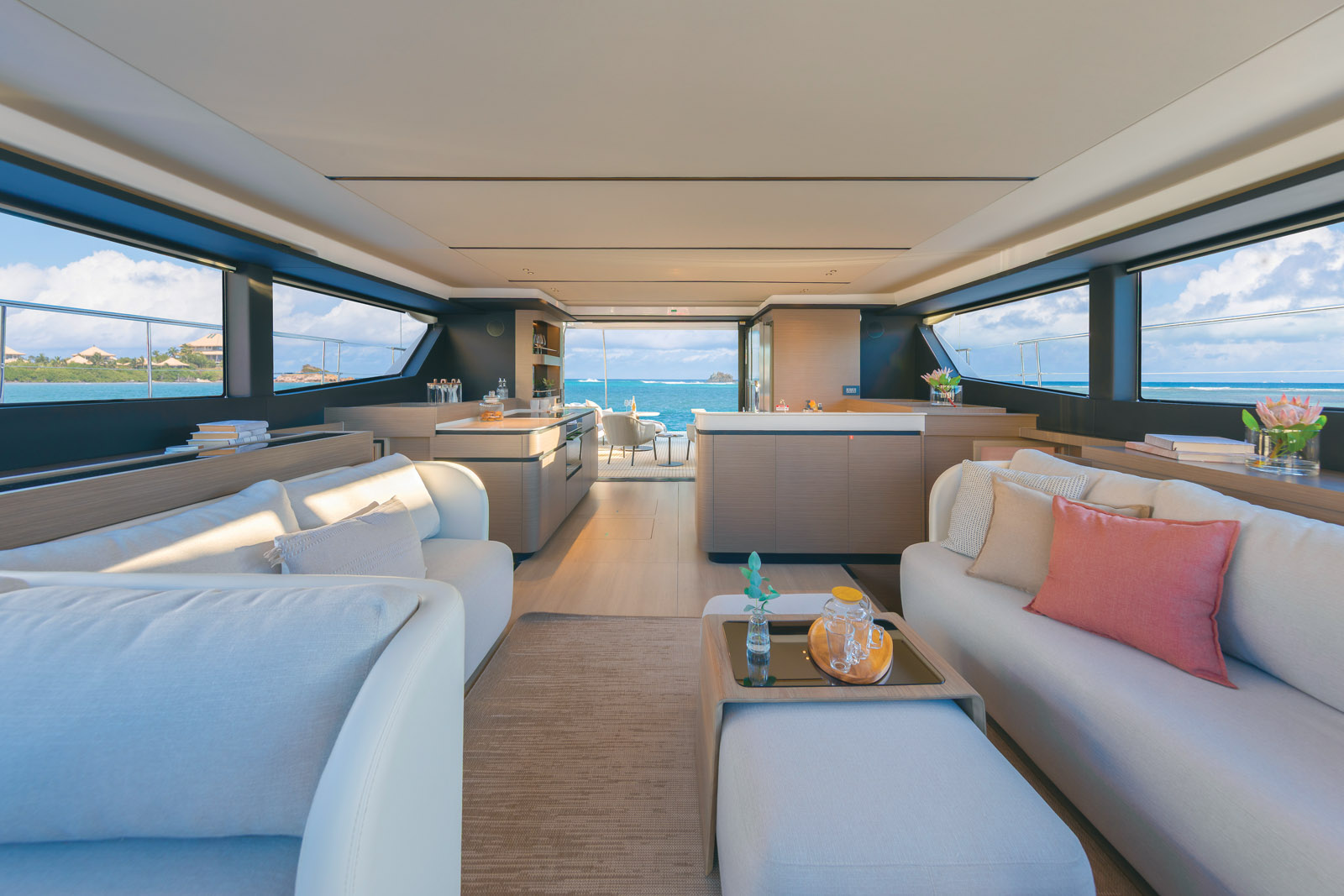 L’ambiance intérieure gagne en élégance avec des harmonies plus douces, un mobilier modernisé et des matériaux choisis pour leur qualité autant que pour leur durabilité.