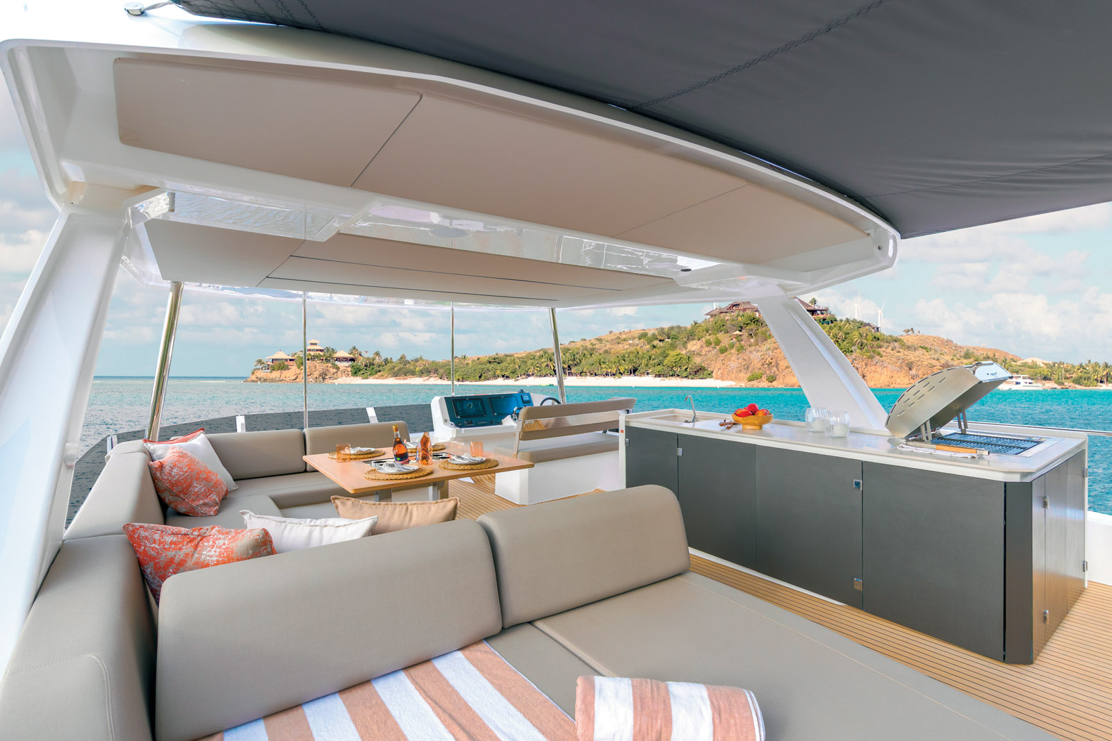 Depuis le flybridge, la visibilité panoramique facilite les manœuvres tout en offrant un point de vue privilégié sur le mouillage.