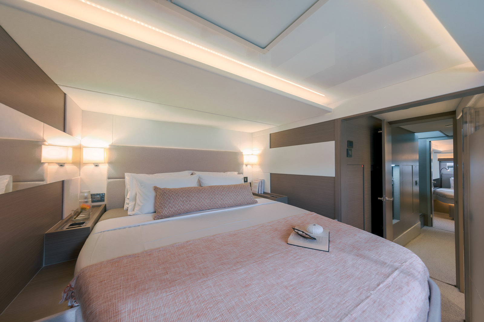 A l’arrière de la coque bâbord, la cabine double profite d’un accès facilité au  couchage en island- bed, de nombreux rangements et de  larges vitrages.