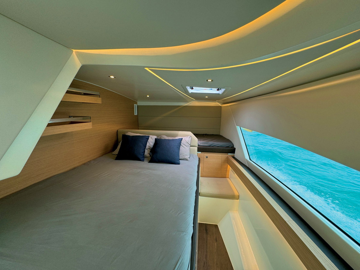 La cabine invités est installée à tribord ; elle adopte un couchage dans l’axe du powercat.