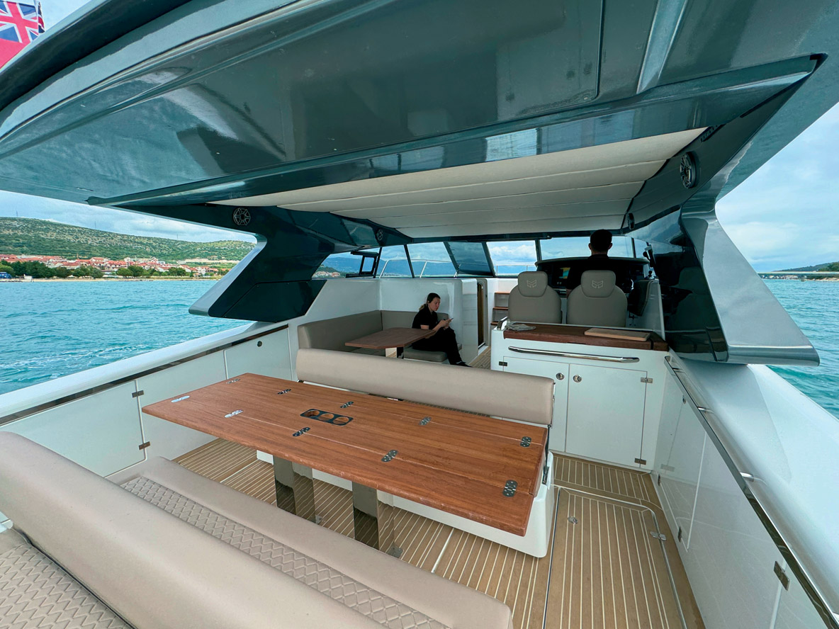 Le cockpit offre 19 m2 de surface utile. Notez les nombreuses mains courantes.