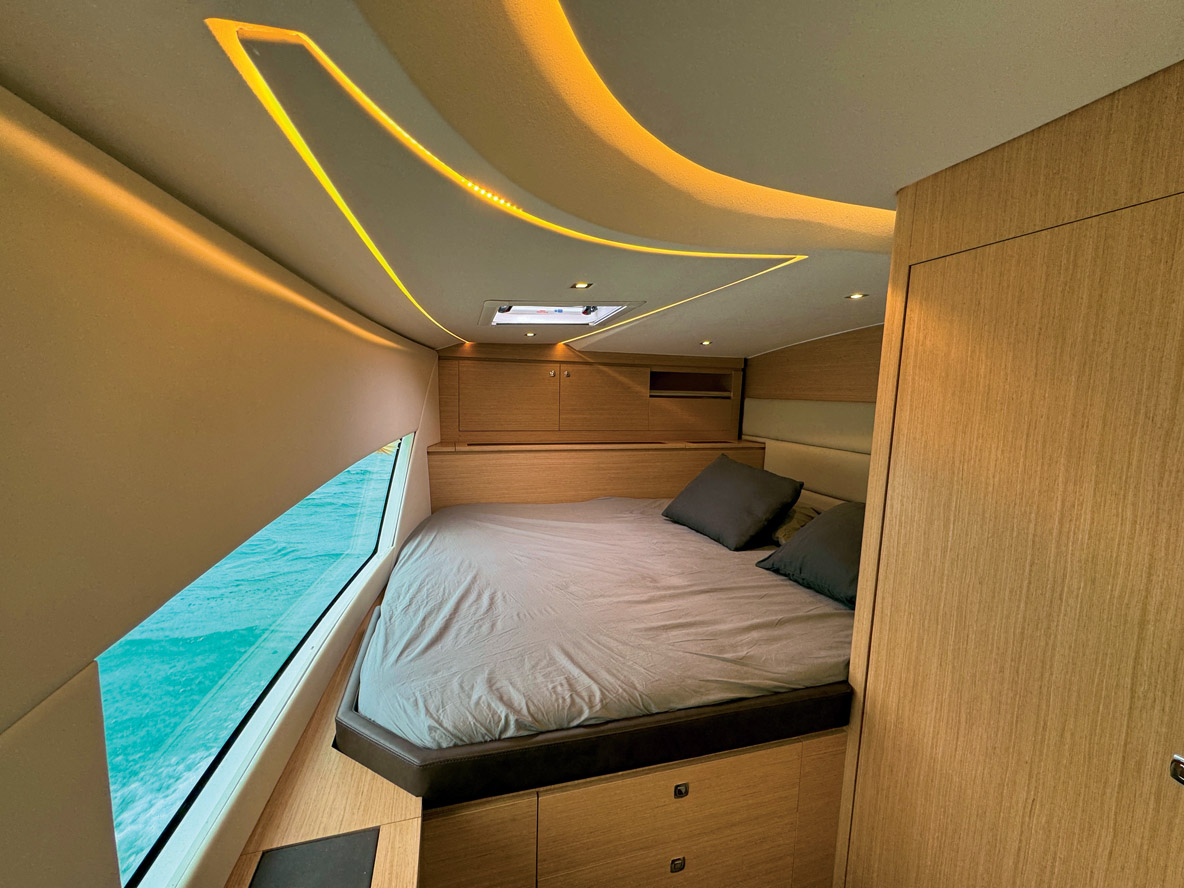 Le Propriétaire est logé à bâbord ; le lit travers à la marche offre une vue imprenable sur le plan d’eau grâce au grand hublot de coque judicieusement placé.