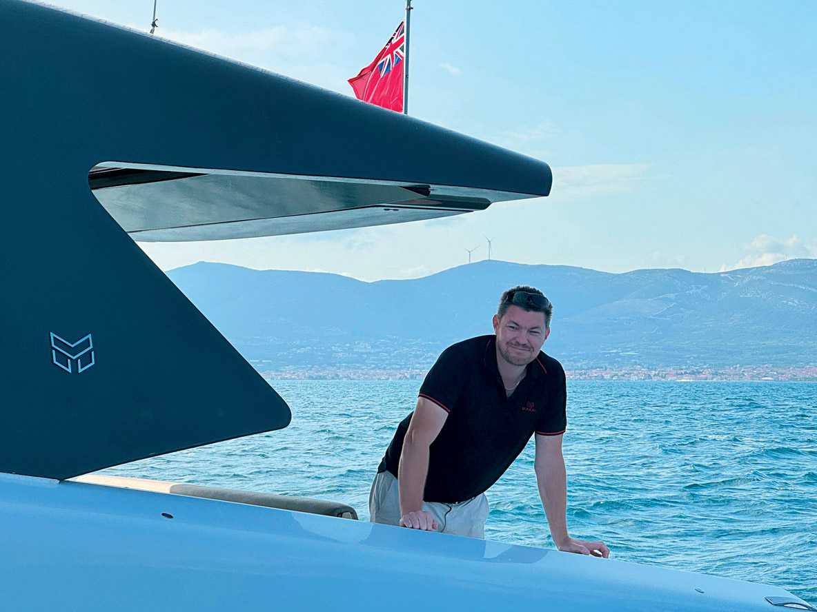 Ce plan serré met en valeur les très originaux montants du T-Top en Z.