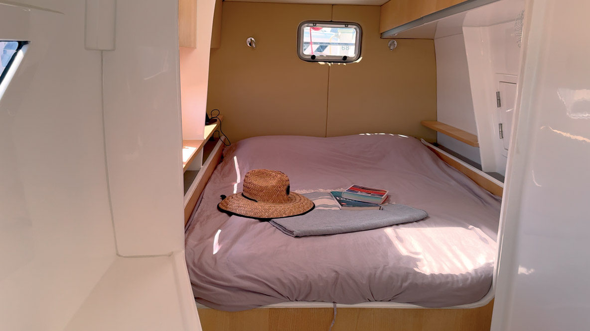 Le couchage de la cabine Propriétaire mesure 2 mètres de long par 1,40 de large ; on pourrait imaginer un hublot plus grand à l’arrière.