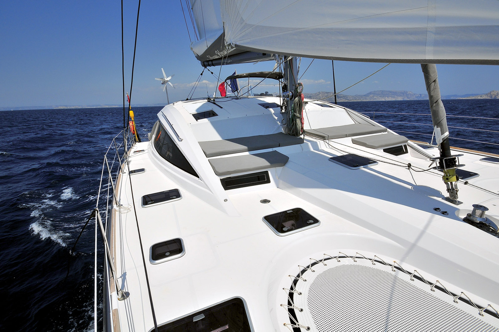 Le rostre, sorte de troisième coque suspendue, est incontestablement une signature du constructeur.