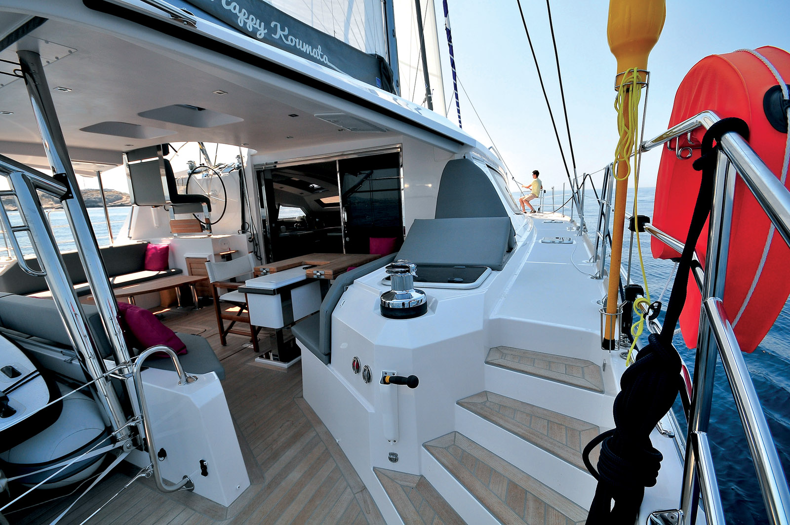 Le cockpit arrière est bien aménagé avec de belles banquettes, des tables transformables et un barbecue.