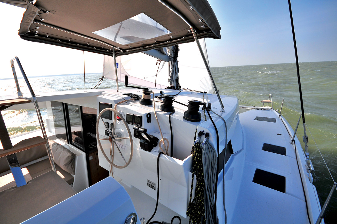 A bord des deux modèles, le poste de barre regroupe toutes les manœuvres.  Un grand coffre de rangement permet de stocker les bouts, et des sangles sont à poste pour lover les drisses.