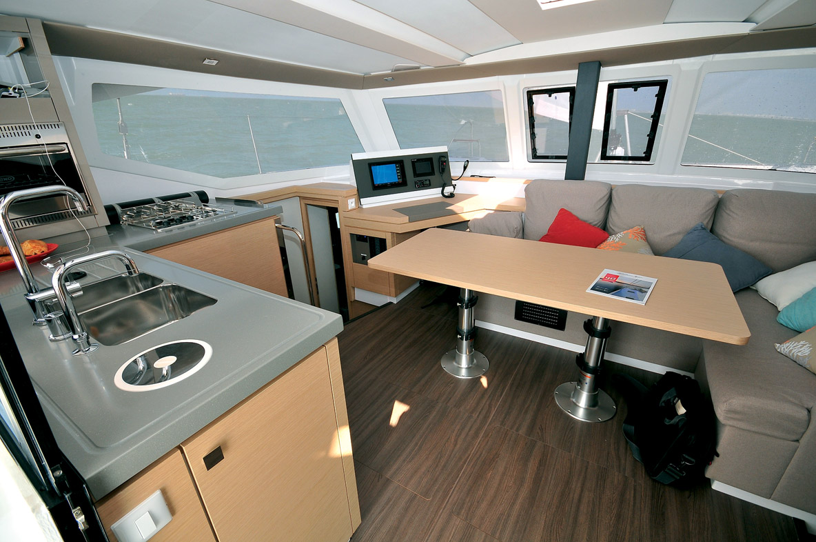 Le Lucia 40 propose une table à cartes positionnée en diagonale.