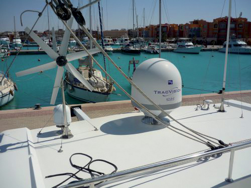 Très bonne alternative dans les régions peu ensoleillées, les éoliennes atteignent vite leur limite sur les multicoques rapides dans les alizés et dans les mouillages idylliques, forcément bien abrités. Leur esthétique est de plus discutable et leur installation délicate pour filtrer les vibrations.