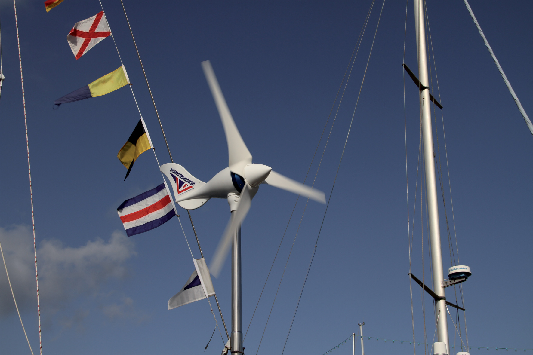 Très bonne alternative dans les régions peu ensoleillées, les éoliennes atteignent vite leur limite sur les multicoques rapides dans les alizés et dans les mouillages idylliques, forcément bien abrités. Leur esthétique est de plus discutable et leur installation délicate pour filtrer les vibrations.