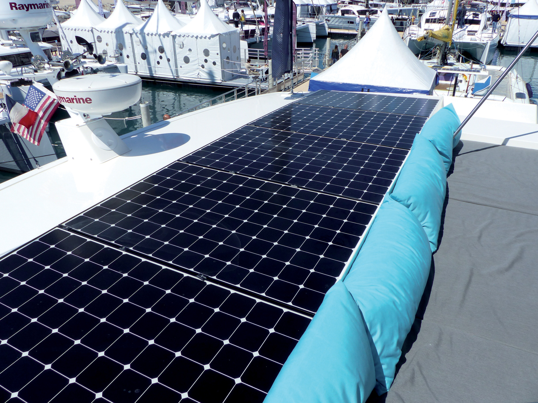 Les nouveaux panneaux semi-flexibles ou souples, légers et performants, sont désormais très facilement adaptables sur les biminis et casquettes de roof. La largeur des catamarans permet d’en installer plusieurs, et ils constituent une source d’approvisionnement capitale, surtout au mouillage.