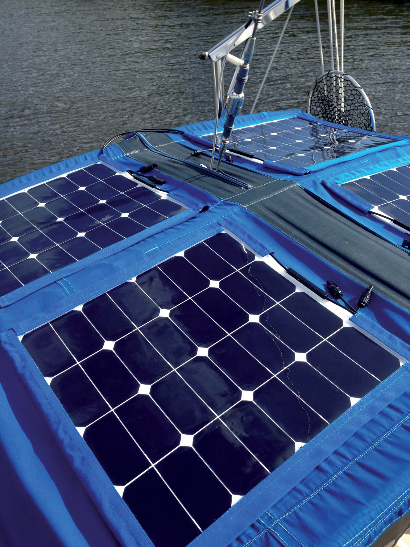 Les nouveaux panneaux semi-flexibles ou souples, légers et performants, sont désormais très facilement adaptables sur les biminis et casquettes de roof. La largeur des catamarans permet d’en installer plusieurs, et ils constituent une source d’approvisionnement capitale, surtout au mouillage.