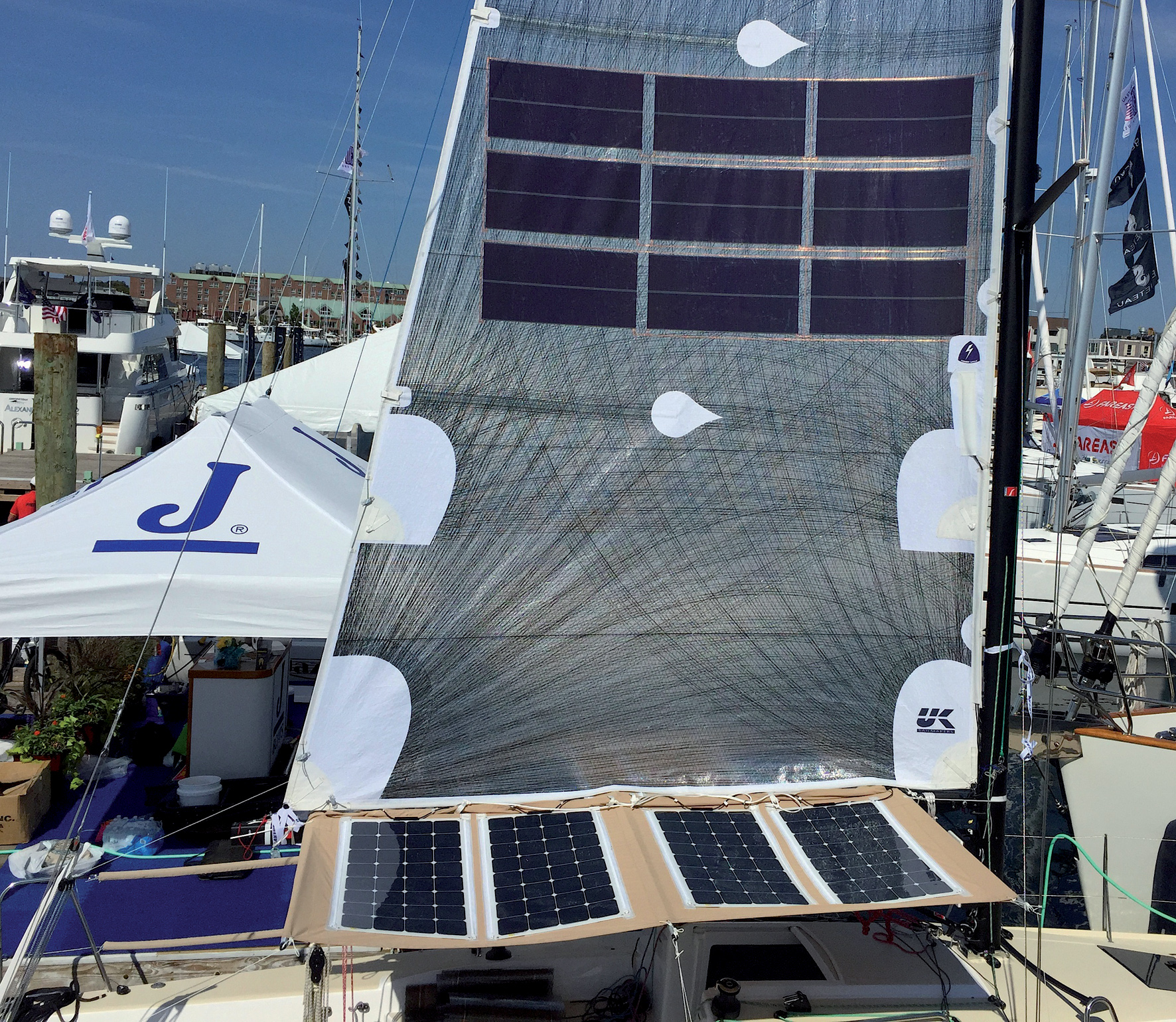 La toute nouvelle technologie du film photovoltaïque développée par Solar Cloth System révolutionne la captation solaire sur nos bateaux. Ultra léger et souple, elle permet de profiter des rayons du soleil pendant l’entière période diurne en disposant les panneaux sur les voiles, lazy bag en vertical, et sur les tauds (y compris volants) en horizontal.  