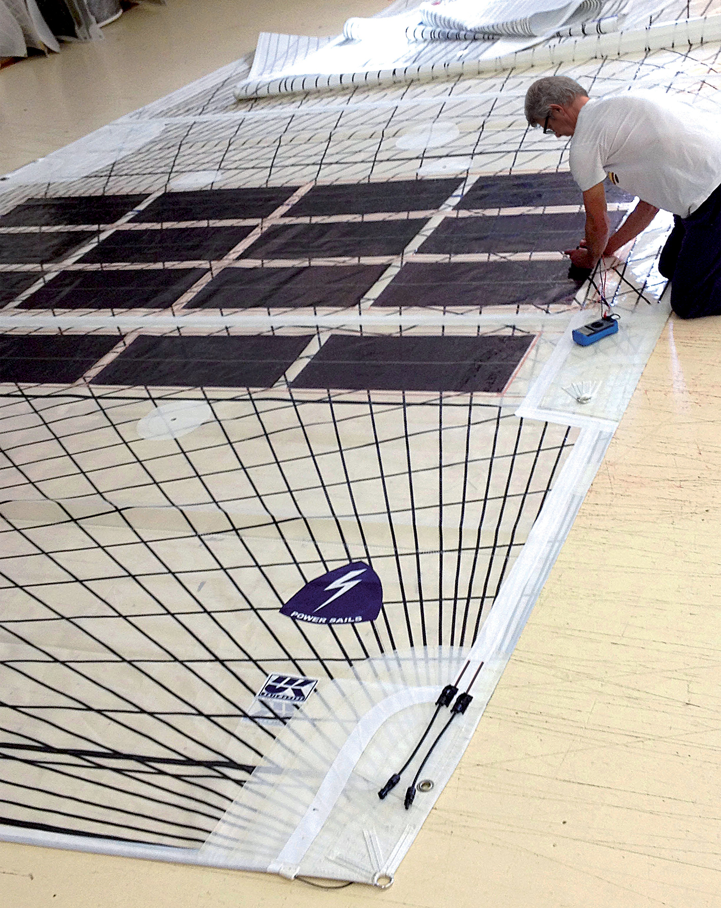 La toute nouvelle technologie du film photovoltaïque développée par Solar Cloth System révolutionne la captation solaire sur nos bateaux. Ultra léger et souple, elle permet de profiter des rayons du soleil pendant l’entière période diurne en disposant les panneaux sur les voiles, lazy bag en vertical, et sur les tauds (y compris volants) en horizontal.  
