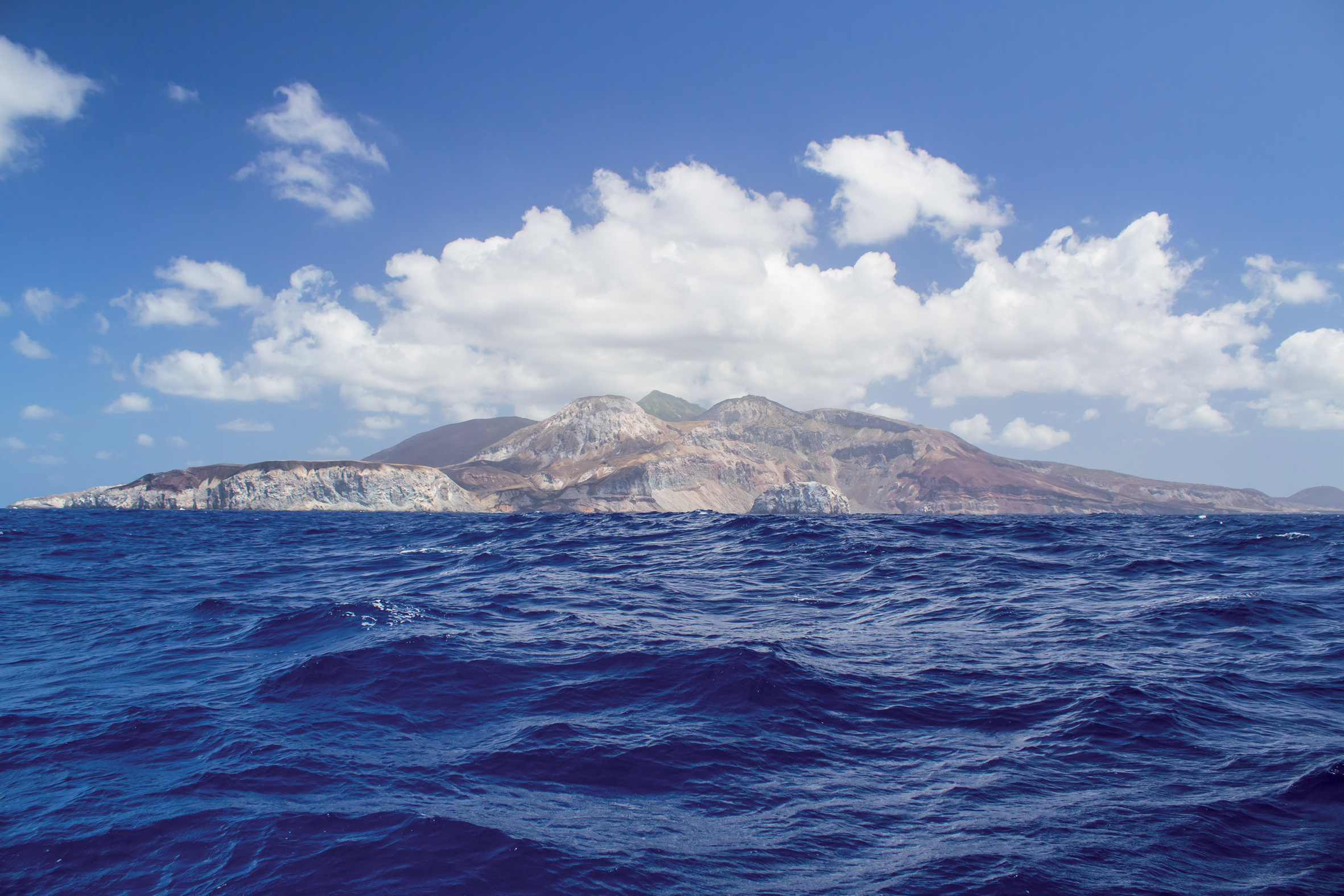 L'île d'Ascension vue de la mer semble inaccessible. 