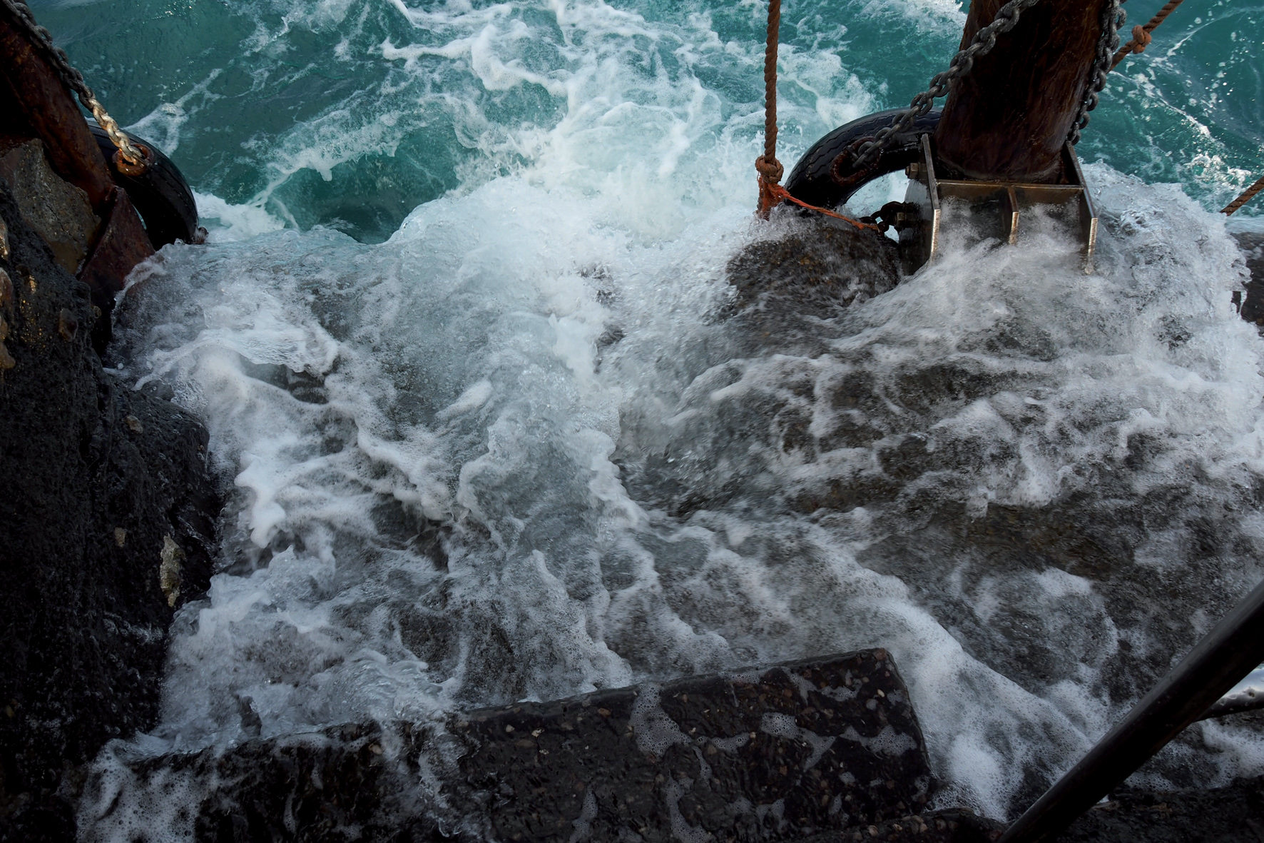 Quelle délicate opération que d'aller à terre en annexe sur Ascension. Sportif ! 