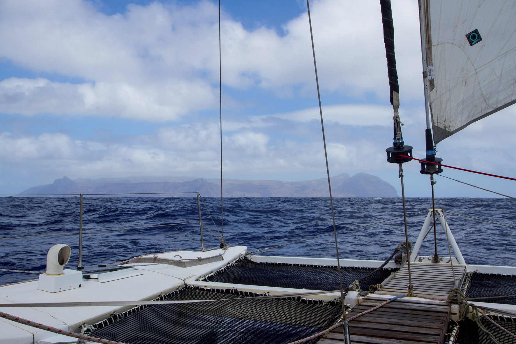En arrivant en approche de Sainte-Hélène, on a l'impression d'une véritable forteresse.