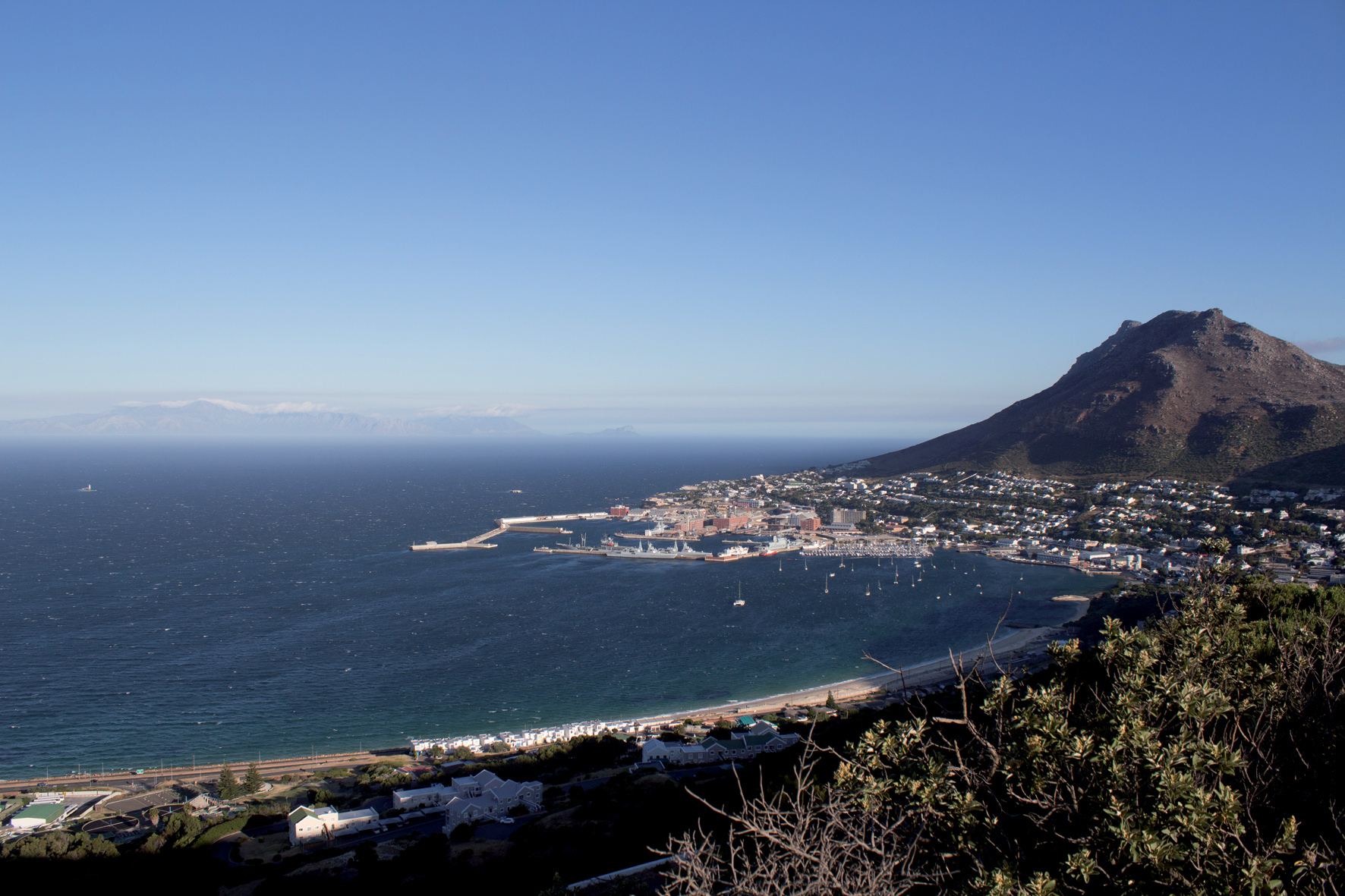 Simon en Afrique du Sud est une étape populaire pour les navigateurs. On y trouve une grande marina et tous les services indispensables. 