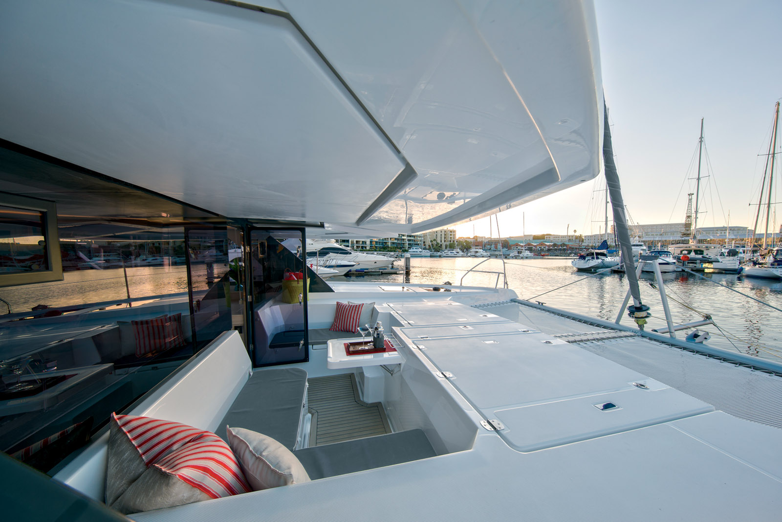 La porte avant qui mène vers le second cockpit est particulièrement séduisante tout en améliorant spectaculairement l’aisance de circulation.