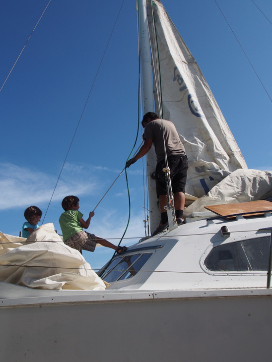 Les enfants prennent vraiment plaisir à vivre à bord, et même les plus jeunes adorent participer aux manœuvres…