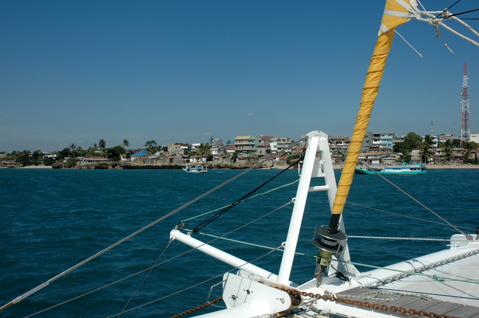 Arrivée au mouillage venté de Koupang, Timor occidental (province indonésienne).
