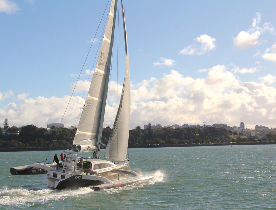 Avec ce bateau, l'angle de remontée au près peut être très fermé, et même dans la brise avec du clapot, les embruns atteignent rarement le poste de pilotage.