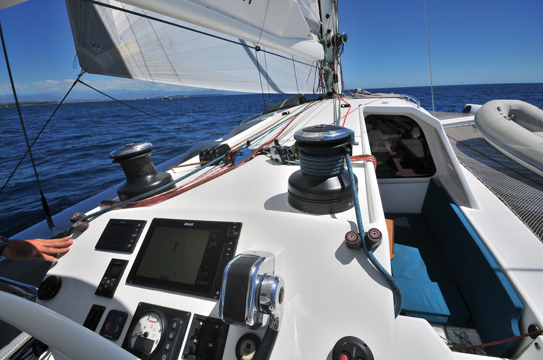 Depuis le poste de barre, l'accès au cockpit est direct et sécurisé, les trampolines fixés sur joncs stratés (sans trou ni vis) sont au niveau du plat bord pour le confort des déplacements sur le pont. Même sous reacher, le cap au près reste étonnant.