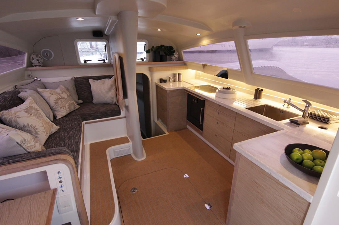 La table du carré est amovible, qui aurait pu imaginer il y a peu une telle cuisine à bord d'un trimaran de performance ?