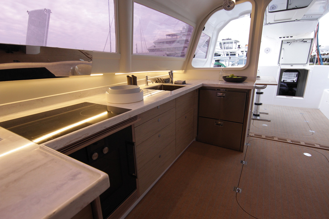 La continuité de l'accessibilité est un point fort du Rapido ; au fond du cockpit, l'accès à la cabine arrière.