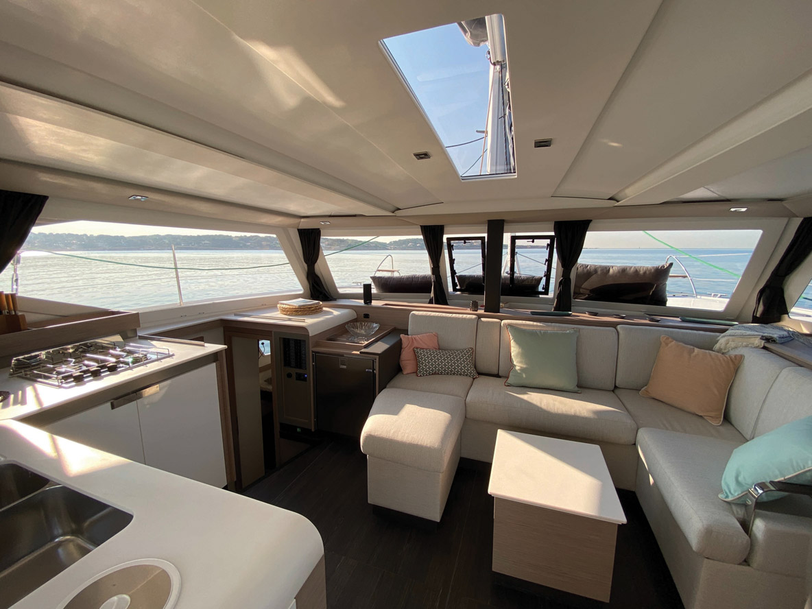 A bord de l’Isla, la table à cartes disparaît, au profit d’un frigo supplémentaire et d’une desserte.