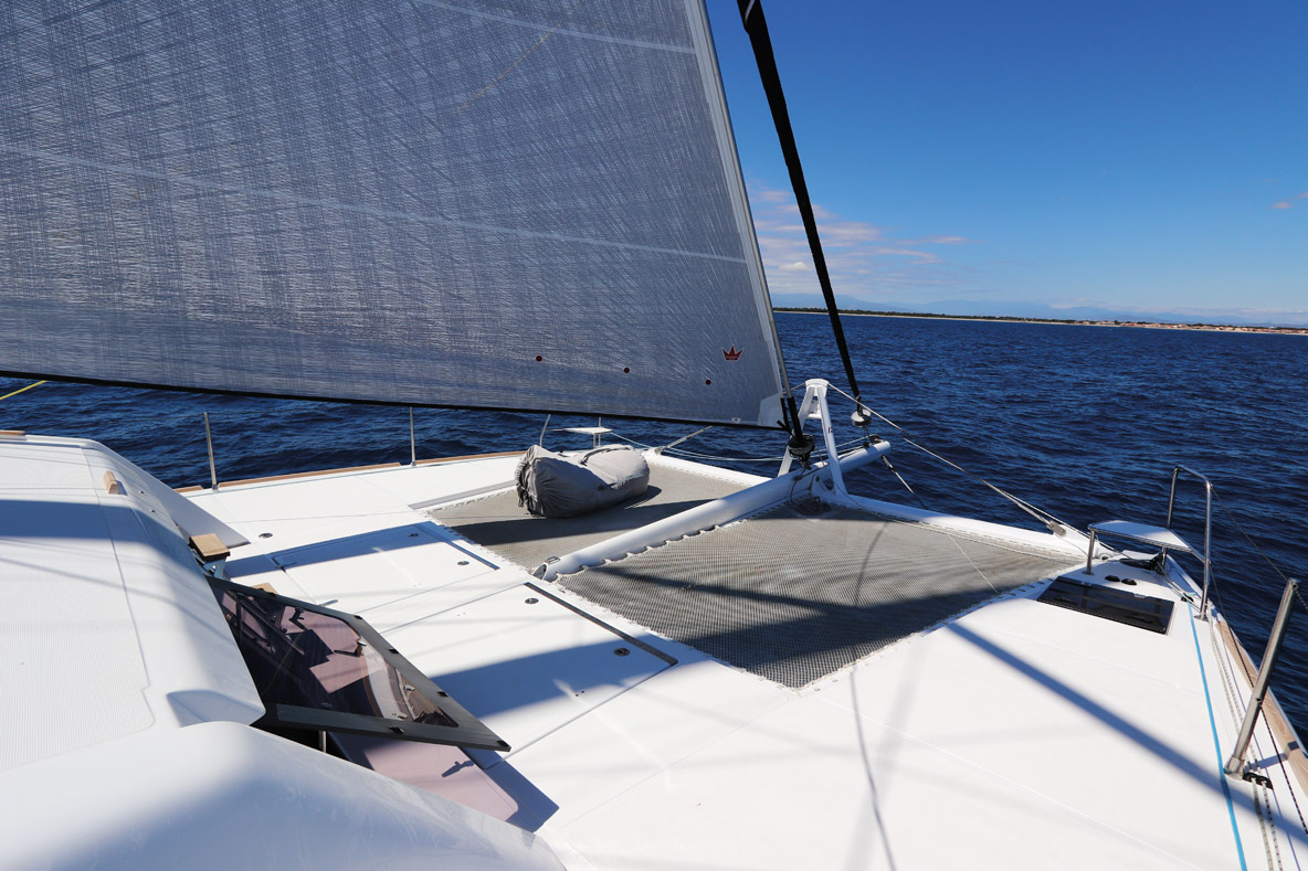 La nacelle a été reculée, libérant un vaste pontage avant et mordant significativement sur le cockpit, lequel se dispense de table – elle est décalée en avant, dans le volume arrière du rouf, qui profite de nombreuses ouvertures, de façon à procurer une ambiance « open ».