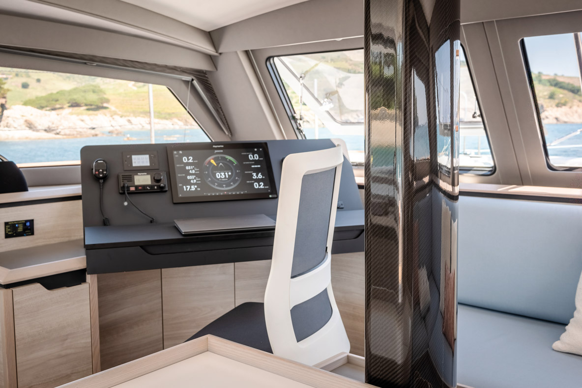 Ce coin navigation installé à 45° de la route est parfaitement agencé et son instrumentation bien visible.