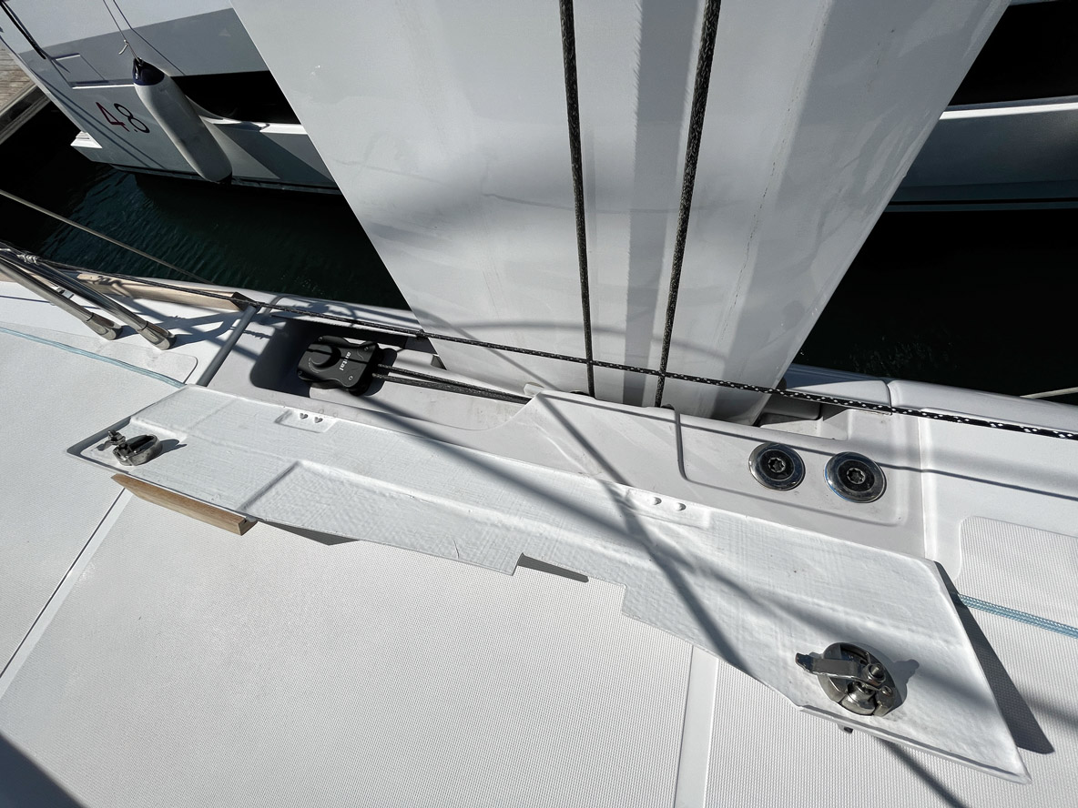 Les dérives sabres se remontent grâce à des moteurs électriques.