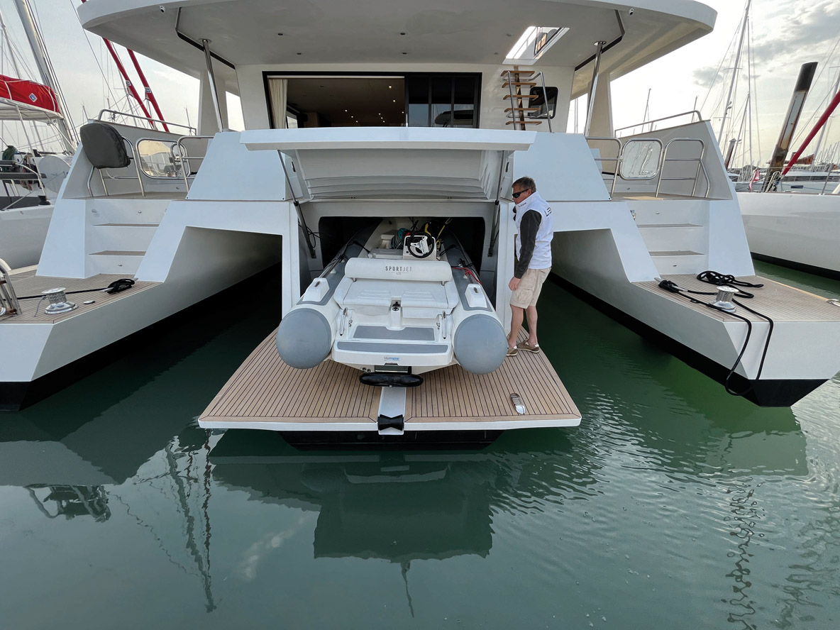La coque centrale se termine par une grande plate-forme arrière hydraulique et un garage à annexe.