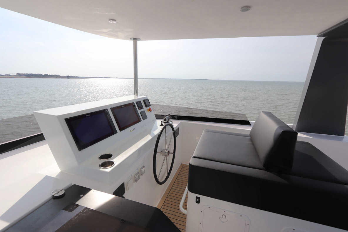 Le flybridge propose une vaste zone de farniente et un poste de pilotage.