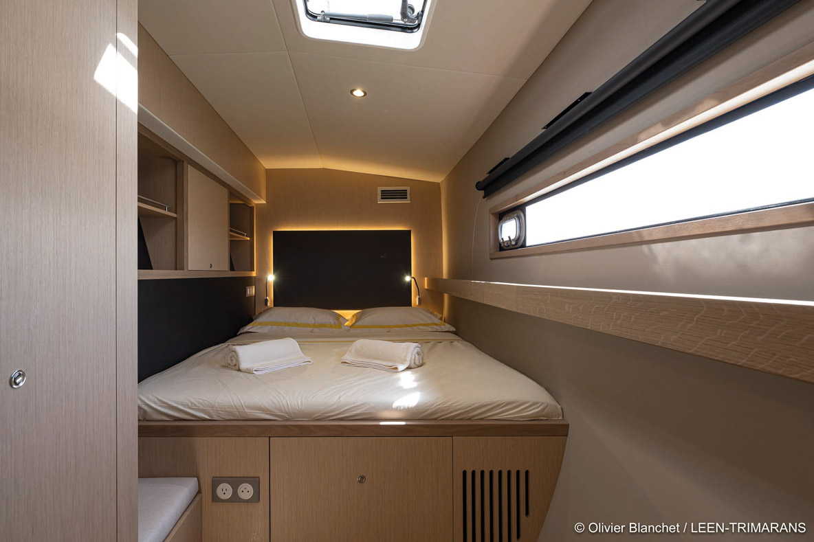 Cabine intégrée à la nacelle, dans l’étrave de la coque centrale et dans les flotteurs – tous les couchages proposés sont vastes, confortables et assurent la vue sur mer.