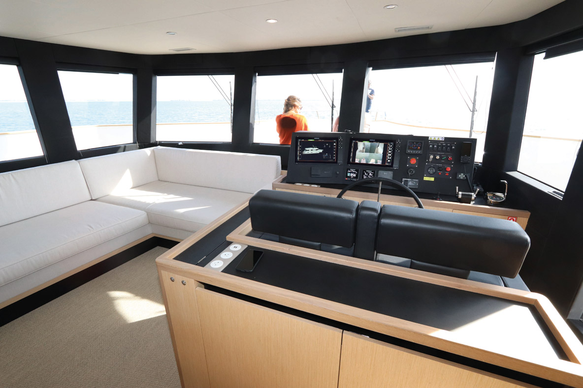 Le salon avant jouxte une superbe timonerie intérieure.